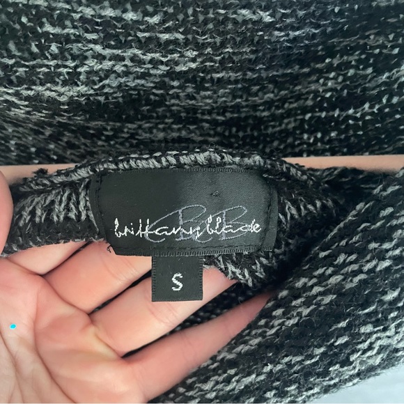 ❤️5/$20 Black and gray knit poncho - Picture 2 of 2